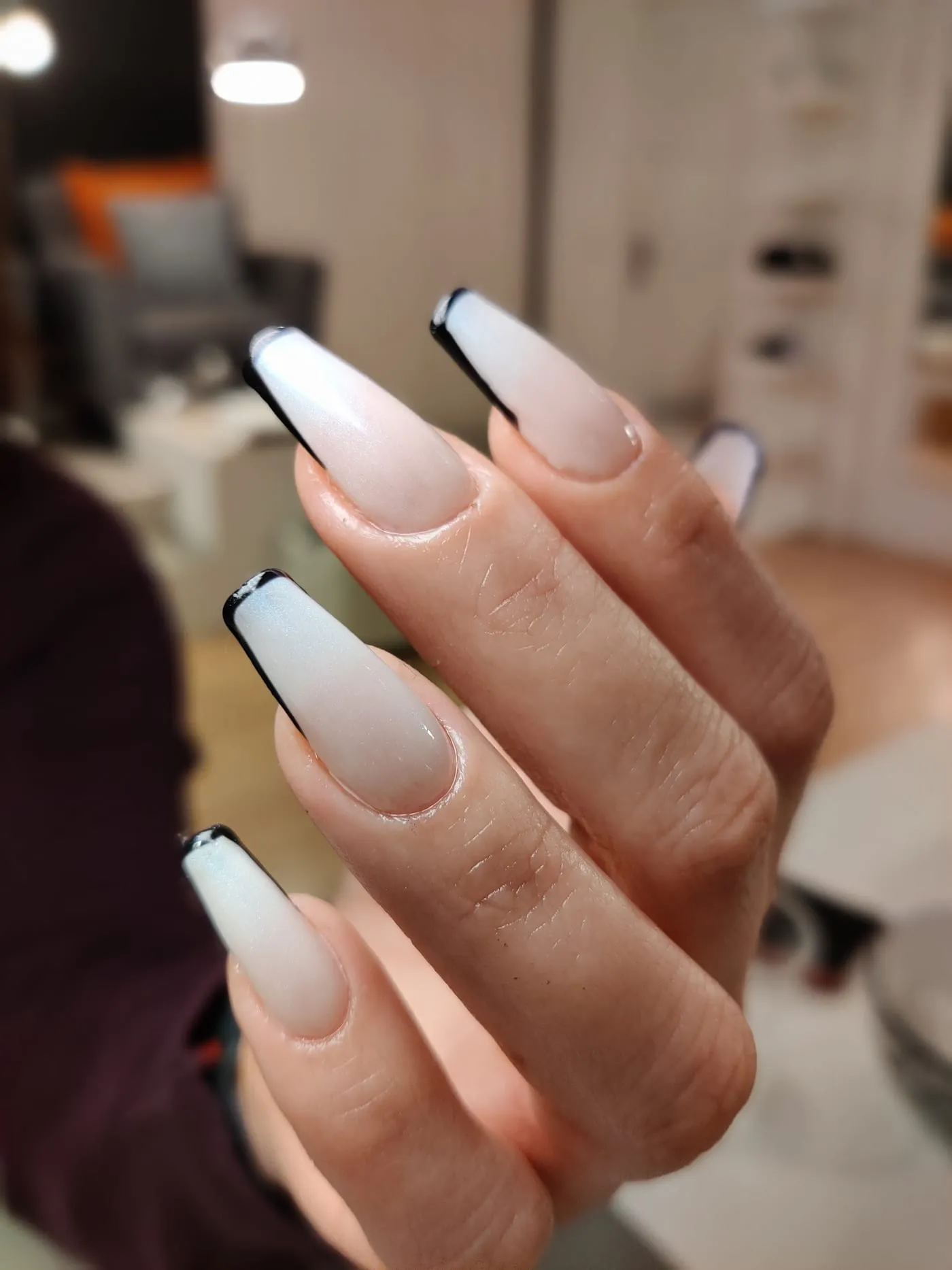 Uñas largas de forma bailarina en degradado blanco con borde negro